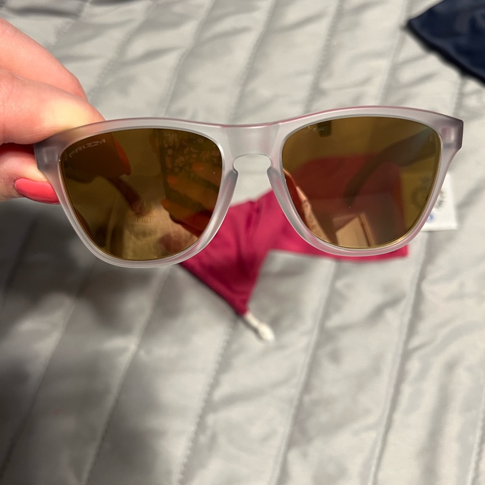 Stylish Frosted Sunglasses with Gold Lenses